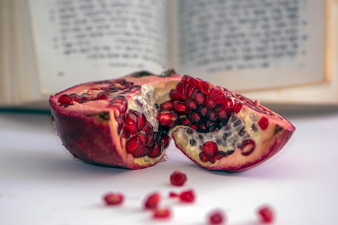 pomegranate, rosh hashanah, jewish, judaism, pomegranate seeds, fruits, jewish holiday, jewish tradition, tishrei, jewish new year, vitamins, ripe, organic, delicious, harvest, traditional, shofar, naturmort, table, rosh hashana, holy land, hebrew text, chapter, yarmulke, jerusalem, rosh hashanah, jewish, shofar, shofar, shofar, shofar, shofar, jerusalem